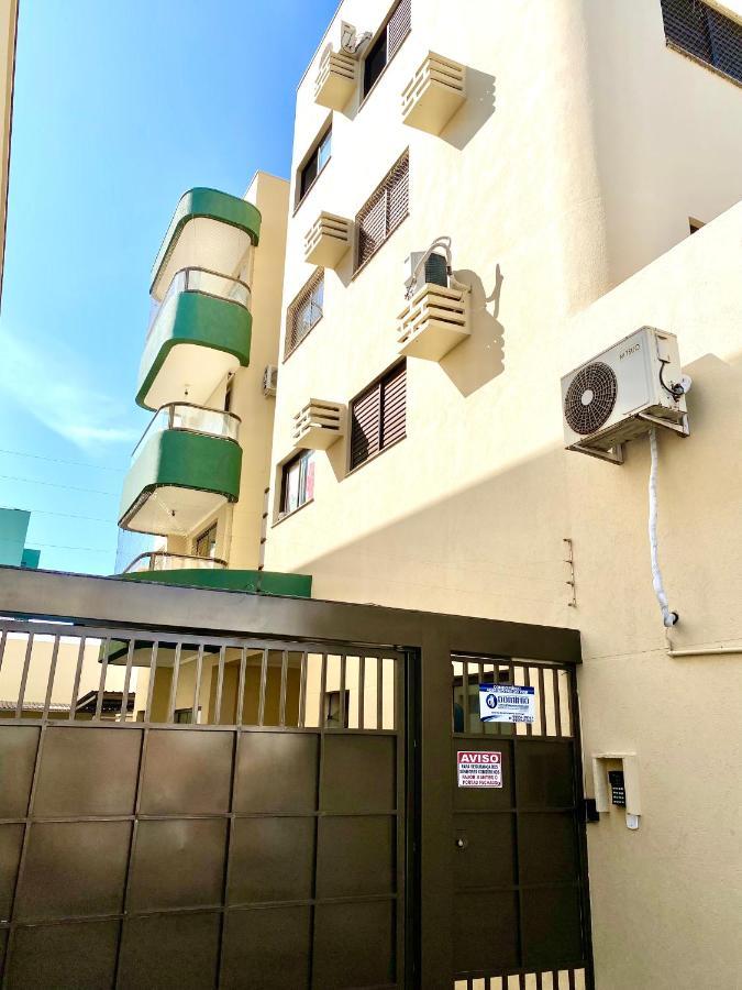 Apto No Centro Perto Do Shopping Com 2 Quartos De Casal Arcond Wifi Fibra Homeoffice E Garagem Em Dourados Eksteriør bilde